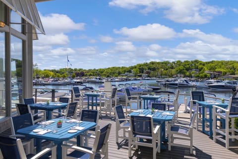 2 restaurants, breakfast, lunch, dinner served; American cuisine