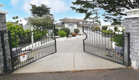 The entrance to Coastal Cliffs By The Sea in Brookings, Oregon.