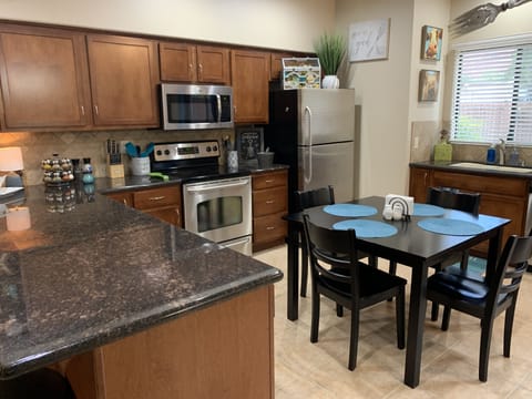 Beautiful eat-in kitchen!