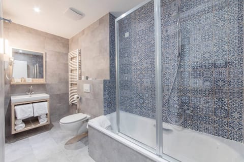 Combined shower/tub, free toiletries, towels, toilet paper