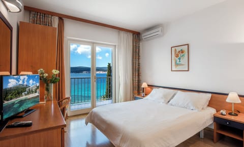 Comfort double room with sea view balcony | Hypo-allergenic bedding, desk, free WiFi, bed sheets