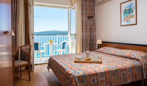 Hypo-allergenic bedding, desk, free WiFi, bed sheets