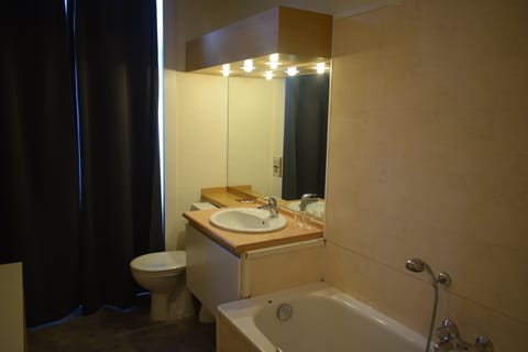 Basic Twin Room | Bathroom | Rainfall showerhead, hair dryer, towels, soap