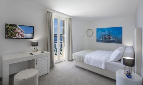 Superior junior suite with sea view balcony | Hypo-allergenic bedding, in-room safe, desk, blackout drapes