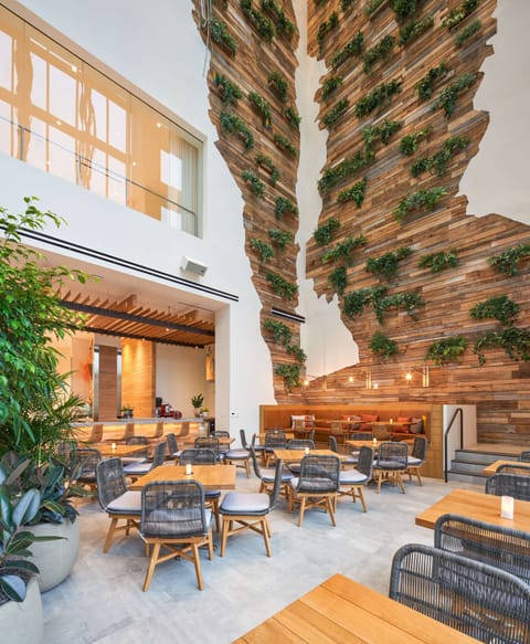2 restaurants, breakfast served