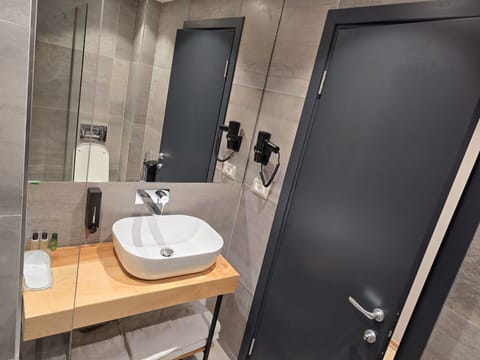 Deluxe Double Room, Bathtub, Sea View | Bathroom | Free toiletries, hair dryer, slippers, towels