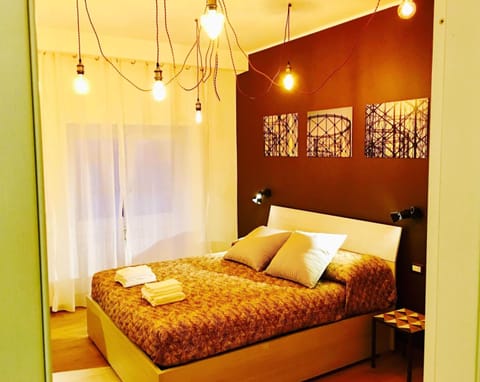 Desk, soundproofing, WiFi (free), bed sheets