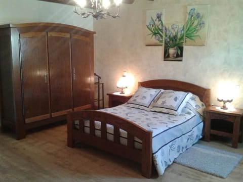Double Room (Iris) | Individually decorated, individually furnished, iron/ironing board