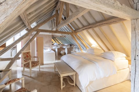 Suite Signature | Premium bedding, Select Comfort beds, in-room safe