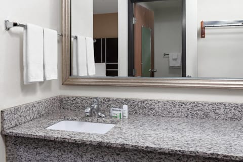 Combined shower/tub, free toiletries, hair dryer, towels