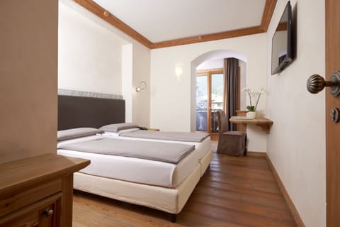 Standard Double or Twin Room, Balcony | Minibar, in-room safe, desk, free WiFi