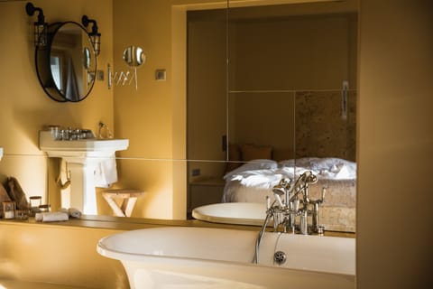 Double Room (Traversin) | Bathroom | Hair dryer, towels, soap, shampoo