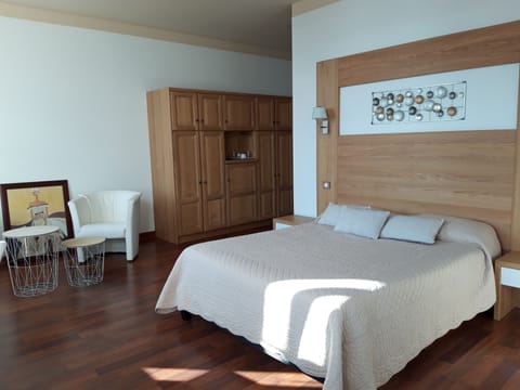 Superior Suite | Desk, iron/ironing board, free WiFi, bed sheets