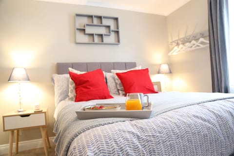 Deluxe Apartment, 1 Bedroom | 1 bedroom, individually decorated, individually furnished