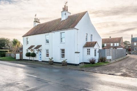 Samphire Cottage, Brancaster Staithe: A pretty former Victorian coastguard station with distant marsh views