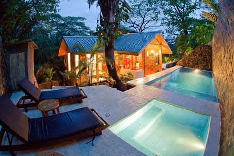 Bali Tree House, Jungle Paradise, Beach & Relaxed life style in Manuel Antonio!