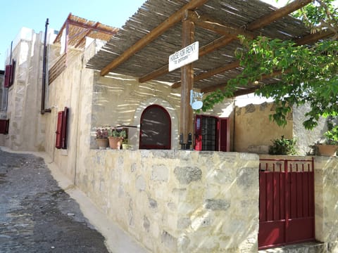 Beautifully Renovated Traditional Stonehouse with Patio and Terrace