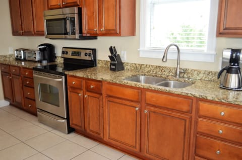 Granite Countertops & Stainless Appliances