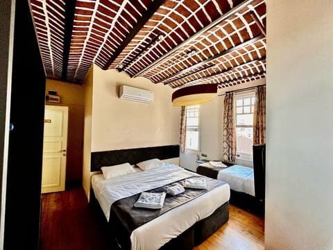 Deluxe Triple Room | Bathroom | Shower, hydromassage showerhead, hair dryer, towels