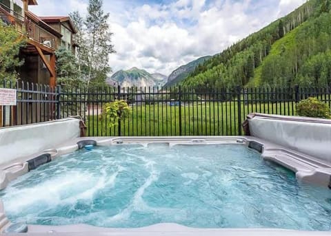 Hot tub with amazing views!