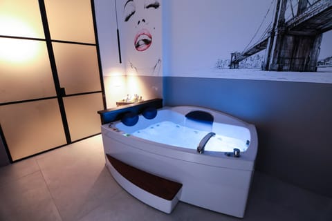 Studio Suite (Nord America) | Jetted tub