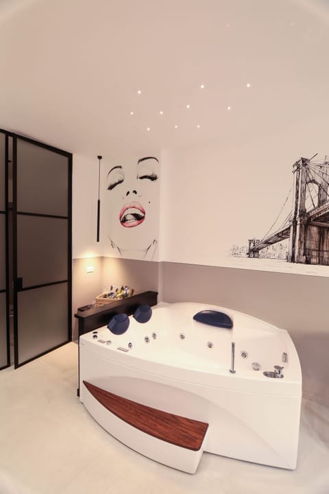 Studio Suite (Nord America) | Jetted tub