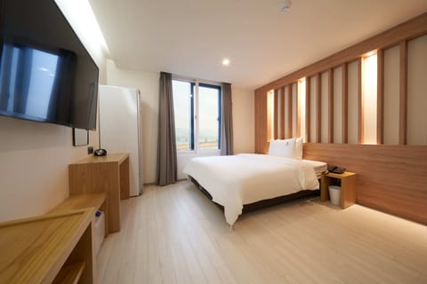 Premier Double Room, 1 King Bed, River View | Premium bedding, individually decorated, desk, laptop workspace