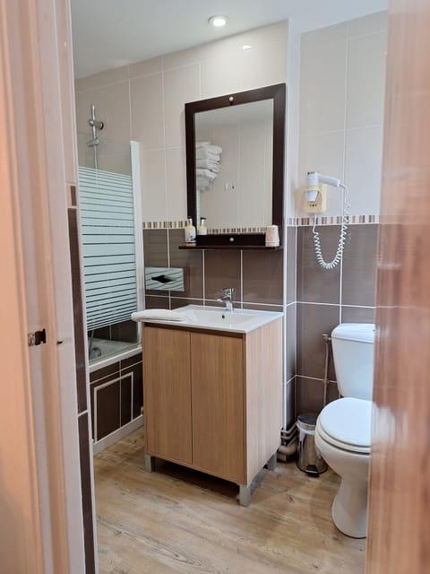 Superior Triple Room | Bathroom | Shower, free toiletries, hair dryer, towels