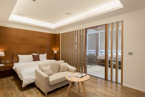 Double Room (102) | Desk, bed sheets