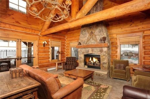 House (6524_Settlers_Creek) | Living room | Flat-screen TV