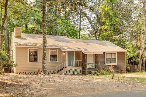 Tallahassee Vacation Rental | 2BR | 1.5BA | 880 Sq Ft | Steps to Enter