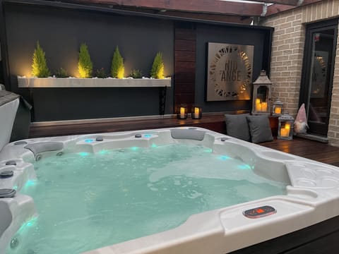 Indoor spa tub