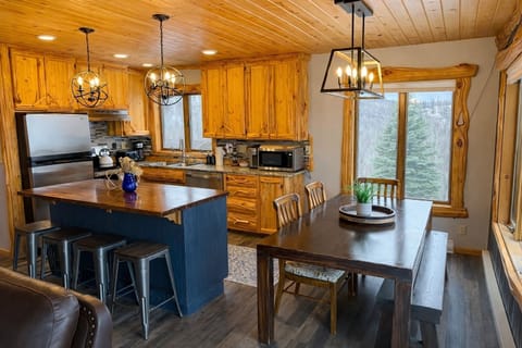 Dining table with a bench + three chairs, right next to the kitchen for easy serving and quick cleanup. An ideal spot for meals, games, and morning coffee.