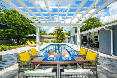 outdoor dining room under a pergola