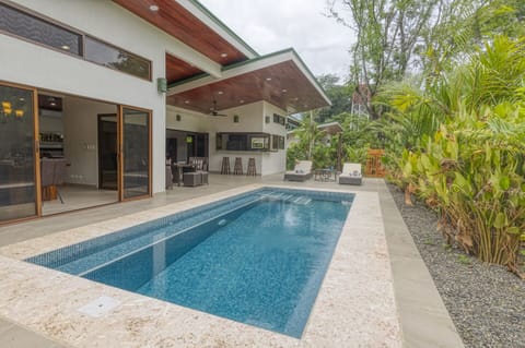 Your whole party can sit on the swim bench in the pool or nearby