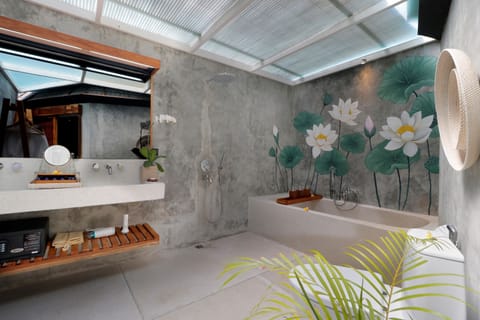 Pool Suite | Bathroom | Combined shower/tub, deep soaking tub, hair dryer, bathrobes