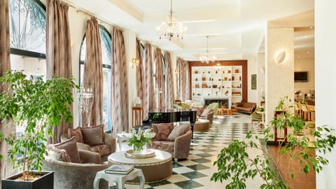 Lobby lounge