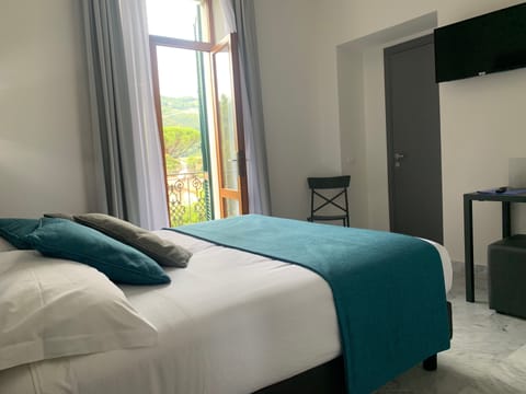 Elite Double Room | Minibar, in-room safe, desk, blackout drapes