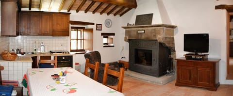 Family Apartment, 3 Bedrooms, Mountain View (Padronale) | Private kitchen | Microwave, cookware/dishes/utensils