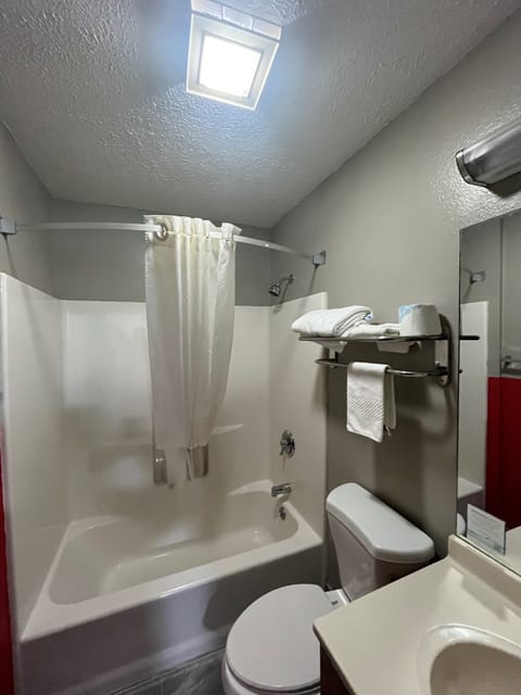 Combined shower/tub, free toiletries, hair dryer, towels