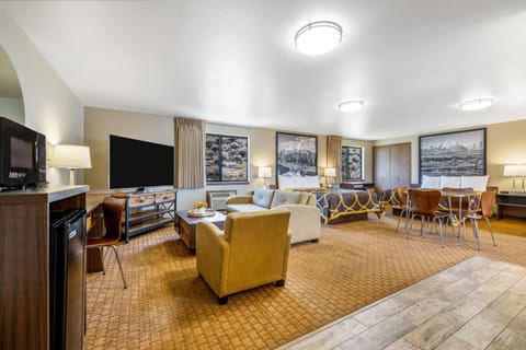 Suite, Multiple Beds, Non Smoking, Microwave | In-room safe, desk, soundproofing, iron/ironing board