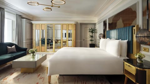 Mandarin, Junior Suite, 1 King Bed | Minibar, in-room safe, desk, blackout drapes