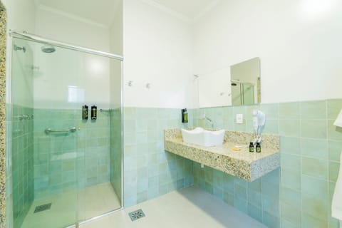 Master Superior com banheira | Bathroom | Free toiletries, hair dryer, towels, soap