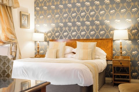 Premier Double Room, Ensuite | Individually decorated, individually furnished, desk, iron/ironing board