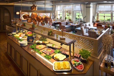 Buffet breakfast for a fee on weekends