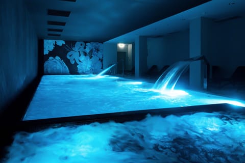 Indoor pool, sun loungers