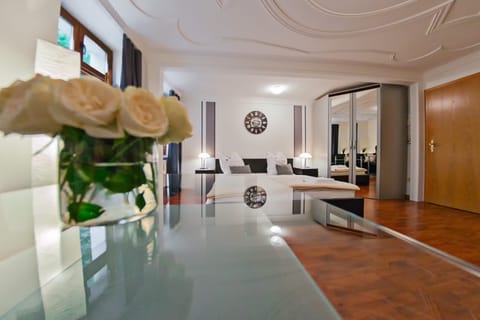 Quadruple Room (Büttner 2) | Living area | Flat-screen TV