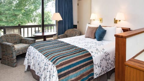 Queen with Whirlpool, Terrace, Fireplace | Individually decorated, individually furnished, laptop workspace