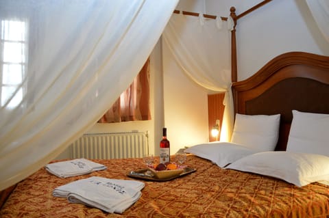 Deluxe Double Room, Jetted Tub | Egyptian cotton sheets, premium bedding, minibar, in-room safe