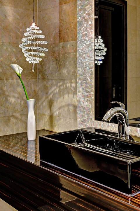 Presidential Suite | Bathroom | Separate tub and shower, free toiletries, hair dryer, slippers